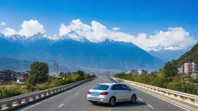 泸水市出租车新体验：只需起步价，畅享城市风景之旅！