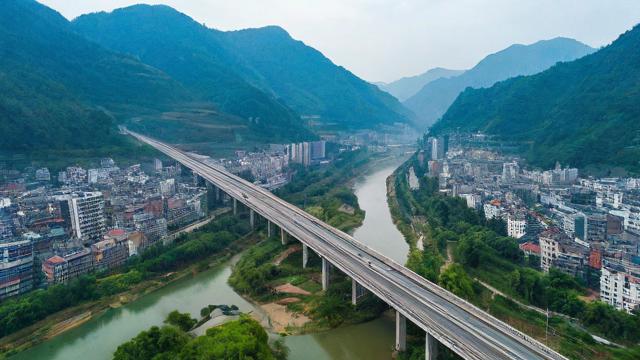 花垣县交通线路中，哪条公交线路连接县城与附近景区？