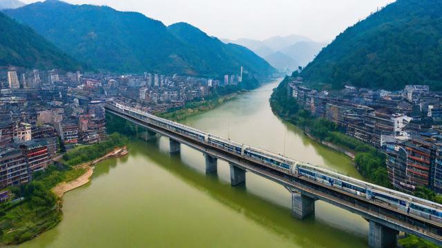 花垣县交通线路中，哪条公交线路连接县城与附近景区？