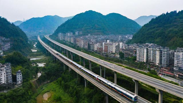 花垣县交通线路中，哪条公交线路连接县城与附近景区？