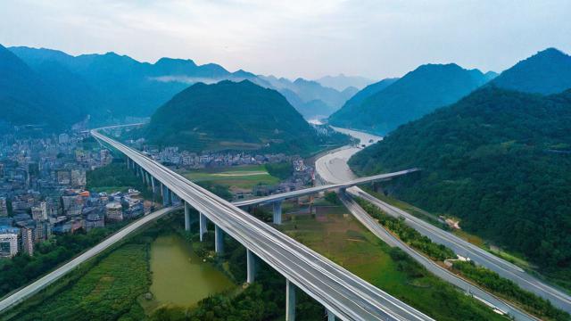 黔东南州高速公路沿线有哪些著名旅游景点？