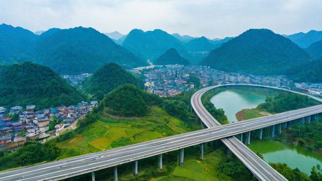 黔东南州高速公路沿线有哪些著名旅游景点？