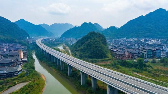 黔东南州高速公路沿线有哪些著名旅游景点？