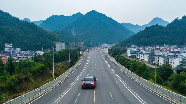 邻水县私家车数量如何影响城区交通拥堵状况？