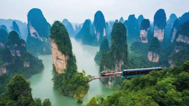 “张家界公交之旅：探寻山水间的经济出行新主张，票价惊喜揭秘！”