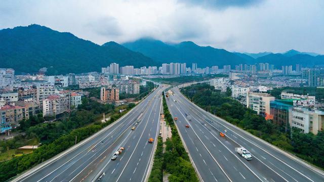 防城区限号期间，哪些时间段和路段实施限行？