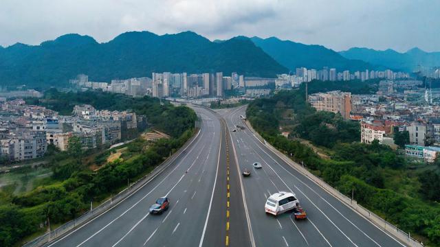 防城区限号期间，哪些时间段和路段实施限行？