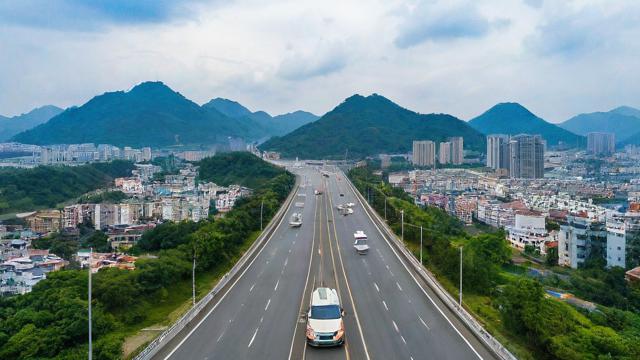 防城区限号期间，哪些时间段和路段实施限行？