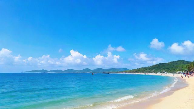 骑行海南岛，尽享环岛自行车赛的碧海蓝天之旅！🚴‍♂️🌊