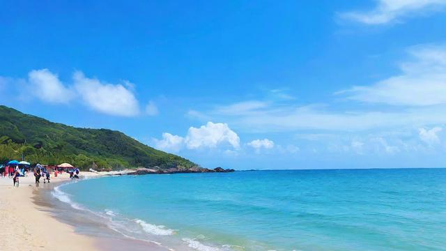 骑行海南岛，尽享环岛自行车赛的碧海蓝天之旅！🚴‍♂️🌊