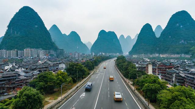 鹿寨县限号实施期间，城区哪些时段和路段禁止通行？