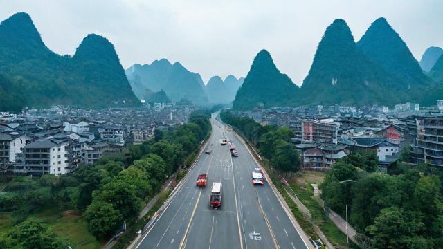 鹿寨县限号实施期间，城区哪些时段和路段禁止通行？