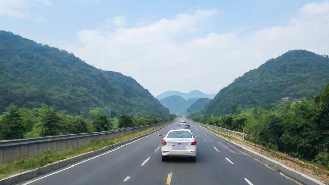 鹤山市限行期间，周六日是否可以正常通行？