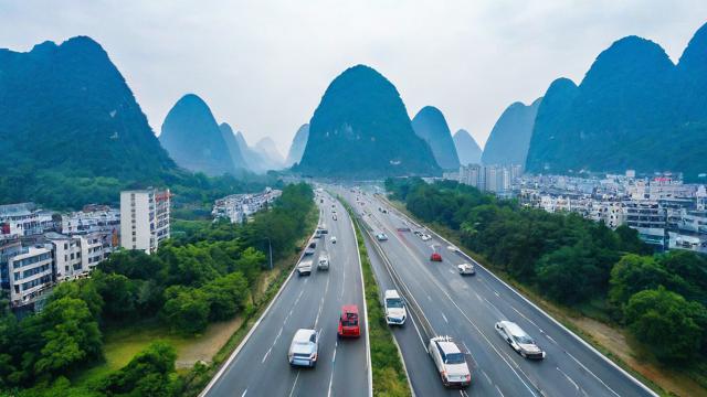 赤水市限行规定中，哪些时间段、路段禁止通行？