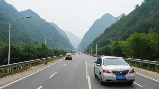 郧西县小轿车在城区道路行驶时遵守交通规则吗？