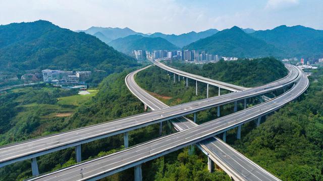 龙山县高速公路何时通车？沿线设施有哪些？