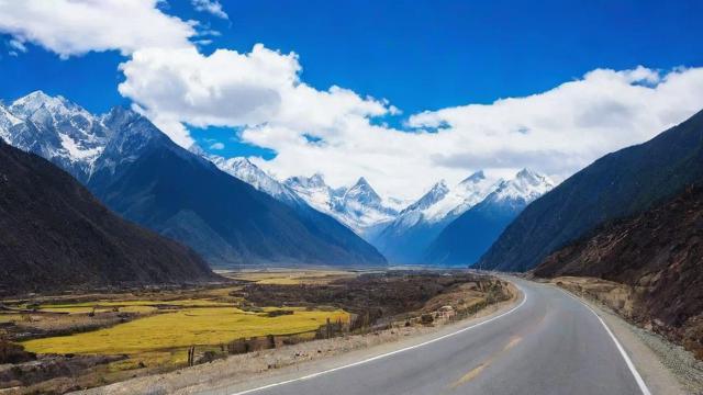 香格里拉至德钦，秘境之旅：穿越天路，尽享绝美路况惊艳之旅