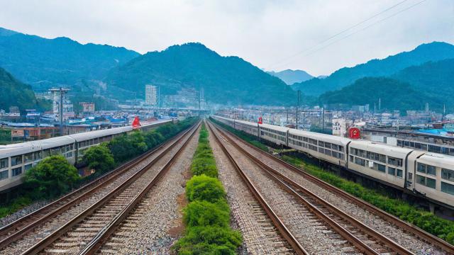 雷山县火车站到凯里市区有多远？