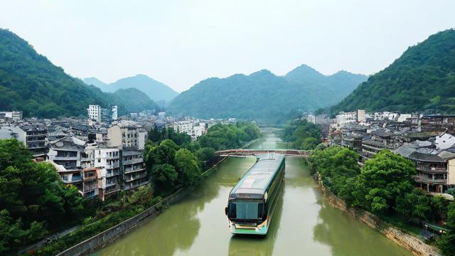 《探寻乡城风情：公交车带你穿越美丽站点之旅》