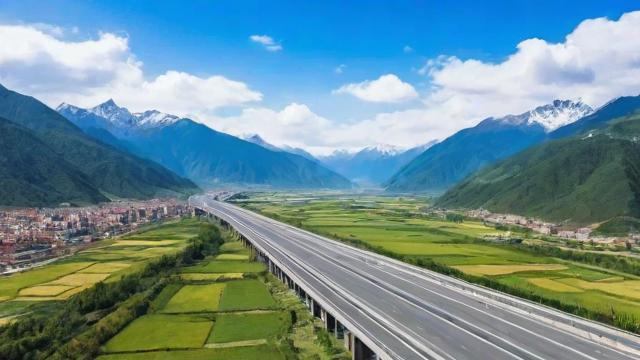 阿坝县高速梦圆！全线通车，尽享飞驰快感，速度与激情在此汇聚！