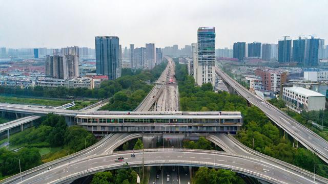 雨湖区高速公路附近是否有公交站点及班次安排？