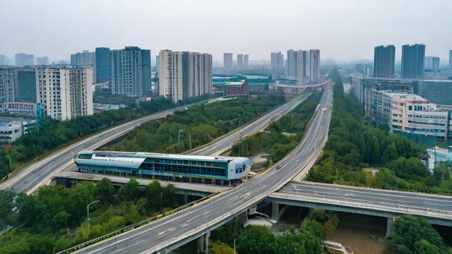 雨湖区高速公路附近是否有公交站点及班次安排？