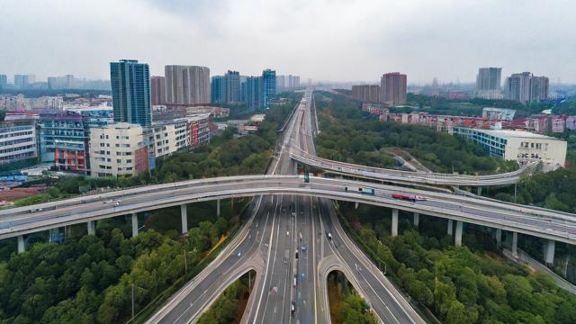 雨湖区高速公路附近是否有公交站点及班次安排？