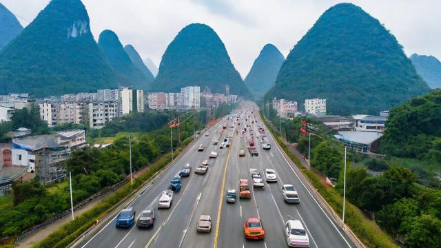 马山县限行期间，县城哪些道路实施临时交通管制？