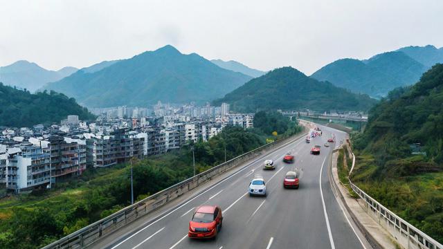 金沙县限号期间，城区哪些道路实行限行？