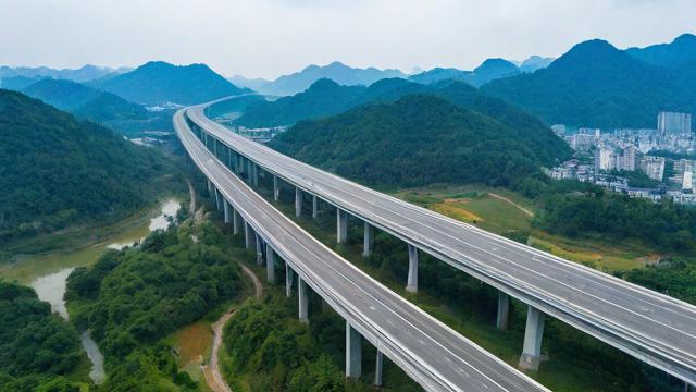 黔江区高速公路有哪些路段预计2024年前通车？