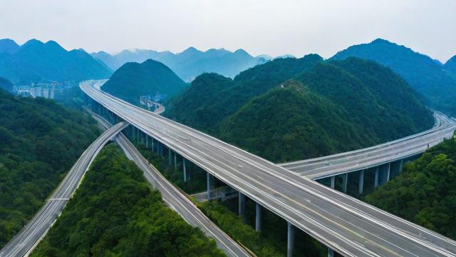 黔江区高速公路有哪些路段预计2024年前通车？